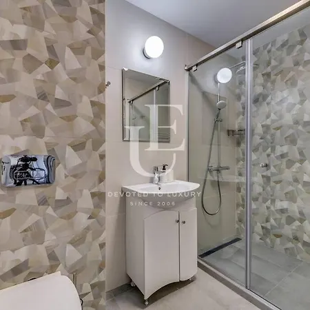 Apartment Madrid: A Modern 2-bedroom With Parking *